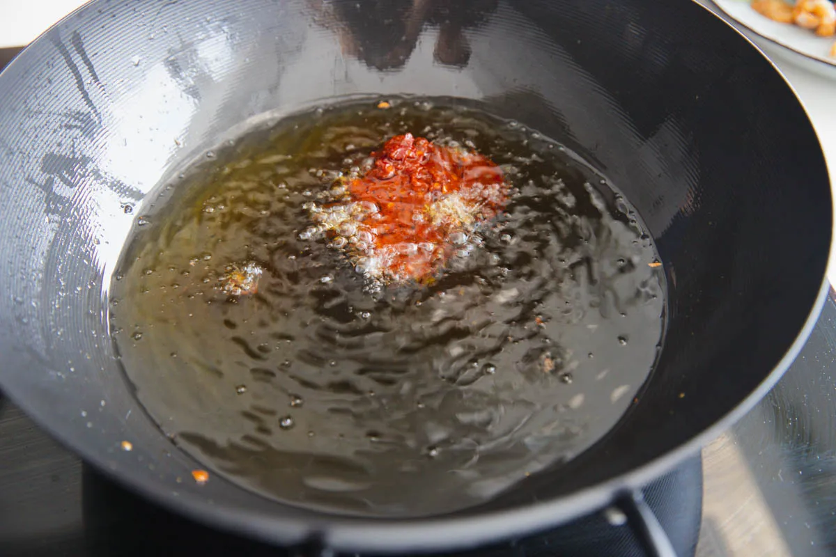 making malatang soup base