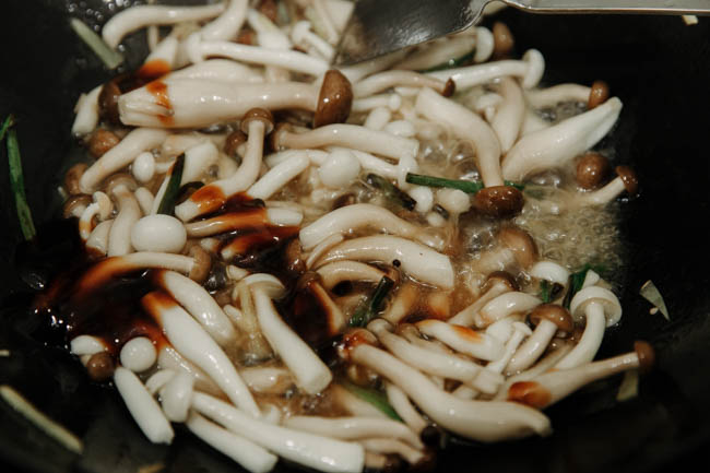 mushroom stir fry|chinasichuanfood.com