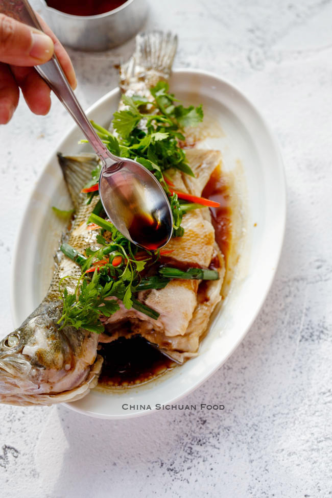 Steamed Chinese whole fish|chinasichuanfood.com