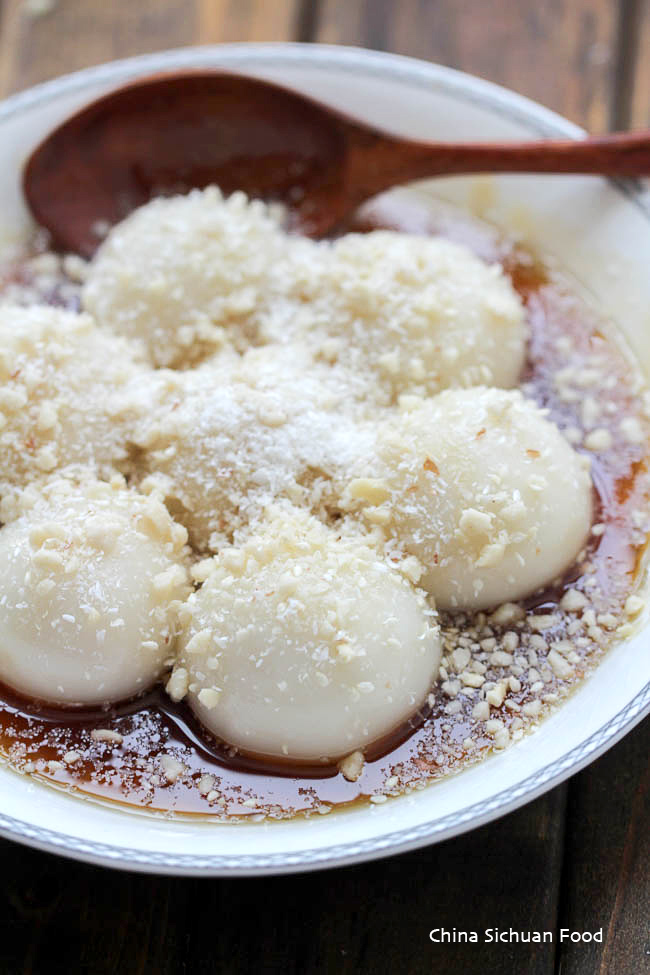 Glutinous Rice Ball with Crushed Peanuts