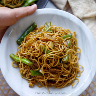 braised noodles with green beans|chinasichuanfood.com