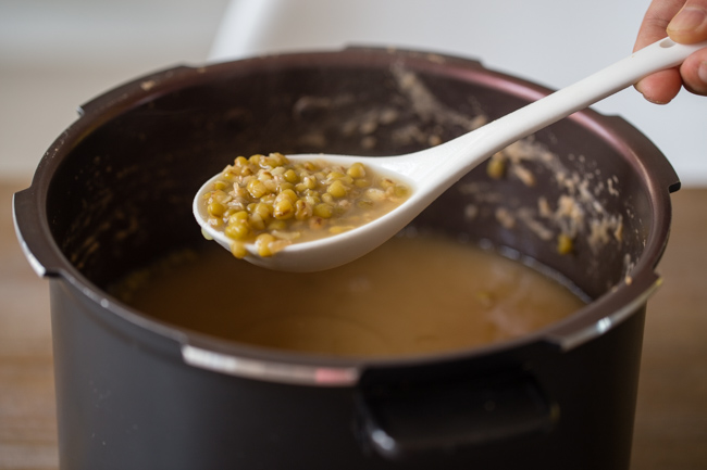 mung bean soup- a traditional Chinese summer soup dessert 