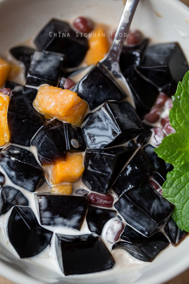 grass jelly with sweetened red beans 