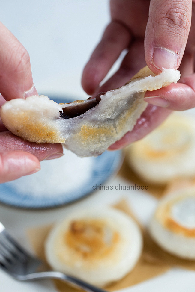 Sticky rice cake with red bean paste