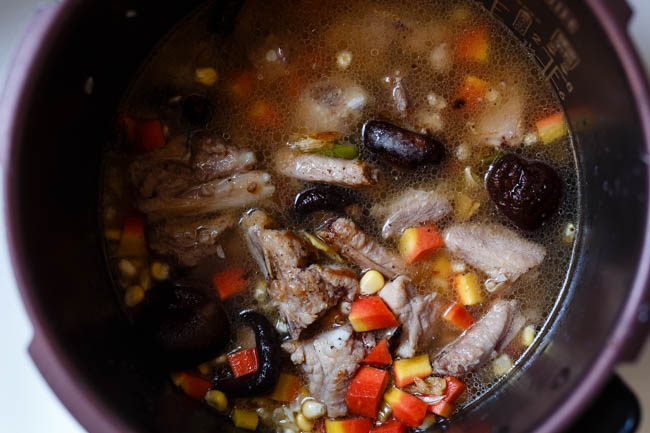 One pot rice with ribs and corns