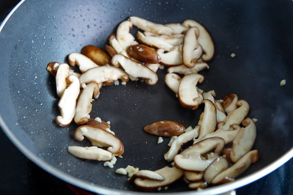 bok choy and mushroom stir fry|chinasichuanfood.com