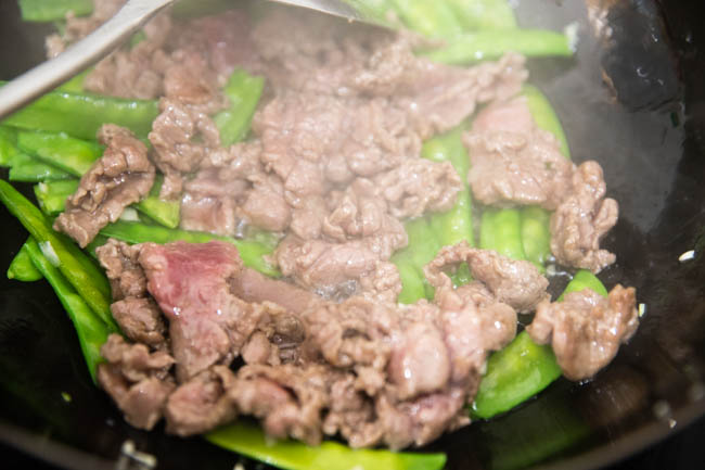 beef and snow pea stir fry|chinasichuanfood.com