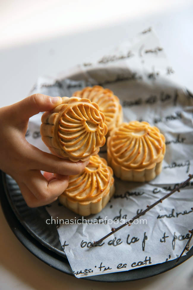mooncakes with nuts|chhinasichuanfood.com