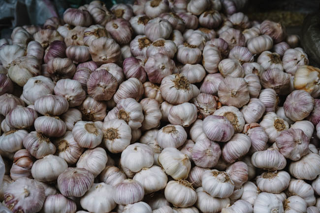 This image has an empty alt attribute; its file name is garlic.jpg