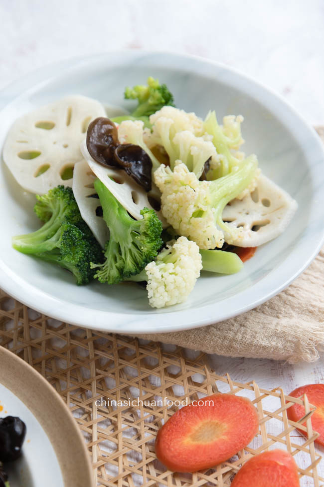 This image has an empty alt attribute; its file name is Chinese-vegetables-salad-7.jpg
