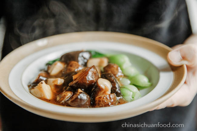 braised mushrooms with bok choy|chinasichuanfood.com