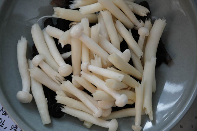 poulet cuit à la vapeur avec sauce aux haricots noirs | chinasichuanfood.com