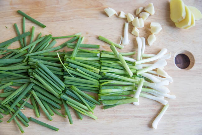 This image has an empty alt attribute; its file name is scallion-oil-noodles-11.jpg
