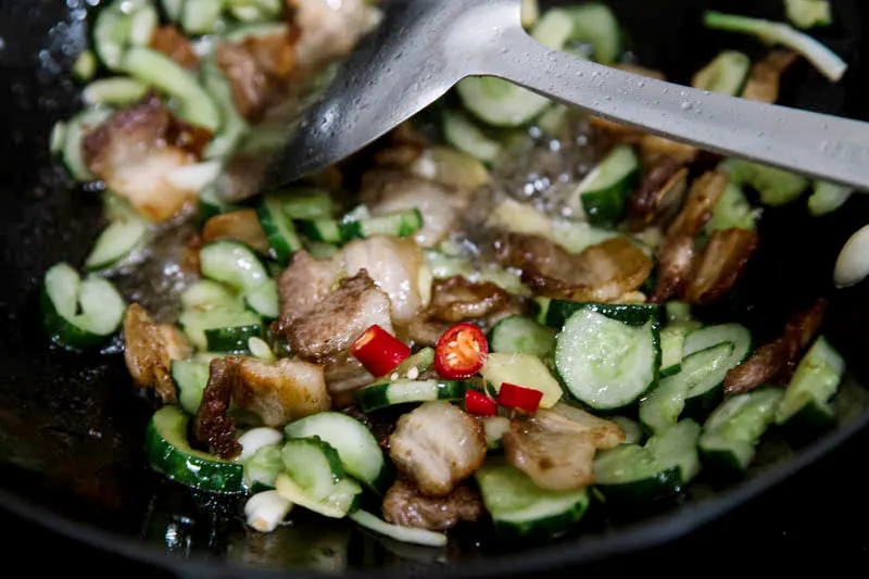 pork and cucumber stir fry|chinasichuanfood.com