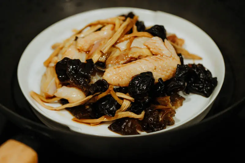 steamed chicken with wood ear mushroom|chinasichuanfood.com
