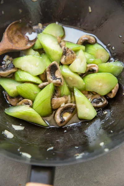 towel gourd with mushrooms|chinasichuanfood.com