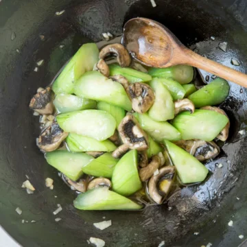 towel gourd with mushrooms|chinasichuanfood.com