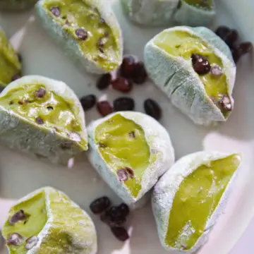 matcha mochi with sweetened red beans|chinasichuanfood.com